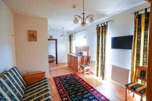 sala de estar con sofá y mesa en Felix Pension en Băile Govora