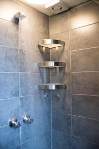 een badkamer met een douche met een douchekop bij Amsterdam Hostel Orfeo in Amsterdam
