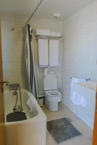 bagno con vasca, servizi igienici e asciugamani. di Sunrise House a Ponta Delgada Altre 11 foto