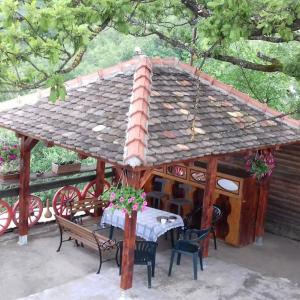 Tri bagrema KM في موكرا غورا: شرفة مع طاولة وكراسي أمامها