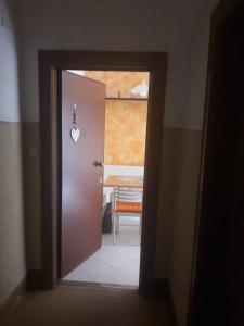 uma porta que leva a uma sala com uma mesa em Casa Micol em Trieste