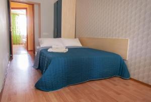 - une chambre avec un lit et 2 serviettes dans l'établissement Luxury 3 Rooms Apartments in Center by Green House, à Poltava