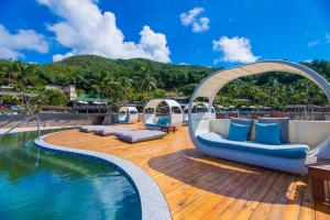 Piscina de la sau aproape de Coco de Mer Hotel and Black Parrot Suites