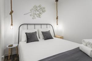 Postel nebo postele na pokoji v ubytování New Alfama Chic Sao Miguel