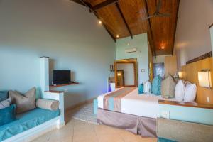 Un televizor și/sau centru de divertisment la Coco de Mer Hotel and Black Parrot Suites