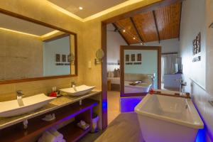 Un pat sau paturi într-o cameră la Coco de Mer Hotel and Black Parrot Suites