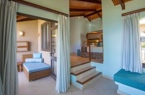 Un pat sau paturi într-o cameră la Coco de Mer Hotel and Black Parrot Suites