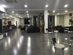 un hall avec des tables et des chaises dans un bâtiment dans l'établissement Aldeia das Águas Park Resort, à Barra do Piraí