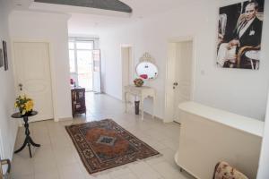 A television and/or entertainment centre at Bozcaada Aspava Otel
