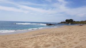 een strand met voetafdrukken in het zand en de oceaan bij B&B Riviera Azzurra in Cirella