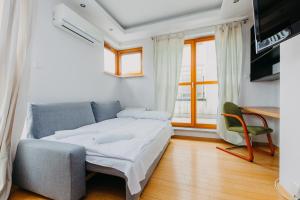 ワルシャワにあるShortStayPoland Chelmska (B5)のベッドルーム1室(ベッド1台、椅子、窓付)