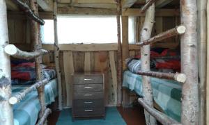 Palanda nebo palandy na pokoji v ubytování Elulõng Camping + 22 fotografií