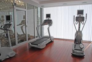 einen Fitnessraum mit zwei Heimtrainern in einem Zimmer in der Unterkunft Hotel Podgorica in Podgorica