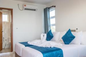 Letto o letti in una camera di Reef Edge Thulusdhoo, Maldives
