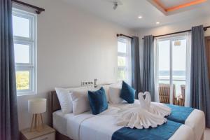 Letto o letti in una camera di Reef Edge Thulusdhoo, Maldives