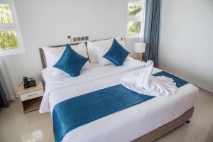 Letto o letti in una camera di Reef Edge Thulusdhoo, Maldives