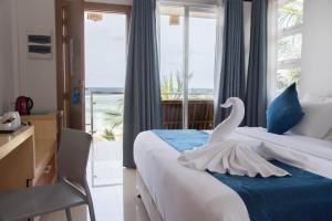 Letto o letti in una camera di Reef Edge Thulusdhoo, Maldives