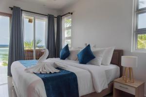 Letto o letti in una camera di Reef Edge Thulusdhoo, Maldives