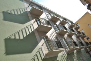 - un bâtiment avec des balcons sur le côté dans l'établissement Hotel Residence Laigueglia, à Laigueglia