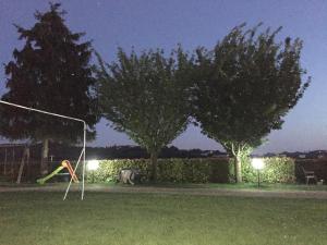 Una cometa está volando en un patio por la noche en Cascina La Corte, en Neive