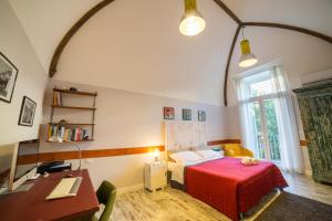 Schlafzimmer mit einem Bett, einem Schreibtisch und einem Schreibtisch in der Unterkunft The Bellini House by House In Naples in Neapel