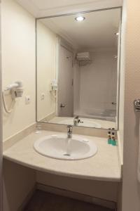 Ванная комната в X Life Hotel Sarıgerme 15 - Adult Hotel