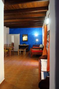 Casa Rural SoleaRio في لا أوليفا: غرفة معيشة مع أريكة وطاولة