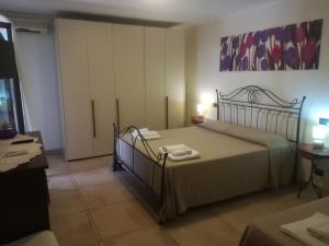 um quarto com uma cama com toalhas em Isabel em Crotone