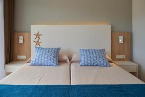 Кровать или кровати в номере Apartamentos Cala d'Or Playa