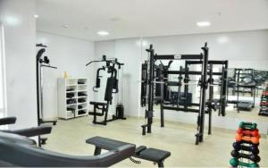 un gimnasio con varias máquinas de correr en una habitación en Casa da Madeira 1 OU 2 QUARTOS, en Caldas Novas