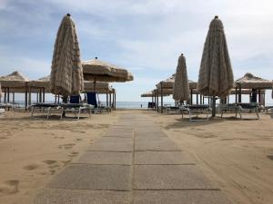 un gruppo di ombrelloni e sedie in spiaggia di Casa Vacanza Trabocco a Vasto