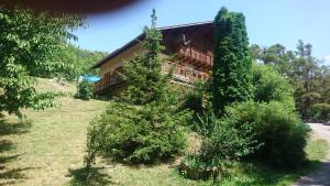 ein Haus auf einem Hügel mit Bäumen davor in der Unterkunft chambre les ormes in Enchastrayes