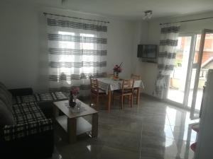 TV a/nebo společenská místnost v ubytování Apartmani Ivka