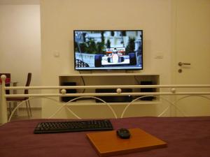 Televízia a/alebo spoločenská miestnosť v ubytovaní Studio Apartment Luce