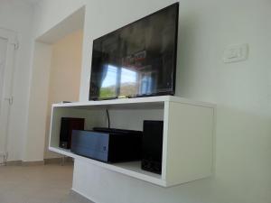 Televízia a/alebo spoločenská miestnosť v ubytovaní Studio Apartment Luce