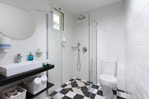 Koupelna v ubytování Metulla Travel Hotel