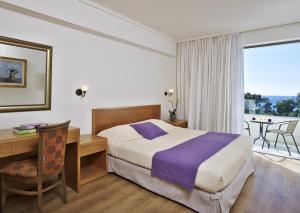 Postel nebo postele na pokoji v ubytování Amarilia Hotel
