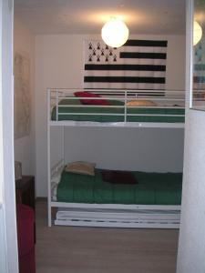 a bedroom with two bunk beds with an american flag at Les Comptoirs in Saint Malo