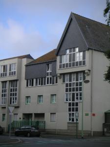 un edificio con un coche aparcado delante de él en Les Comptoirs, en Saint-Malo