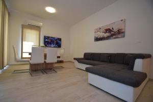 salon z kanapą i stołem w obiekcie Apartment Anića Kuk w mieście Starigrad-Paklenica