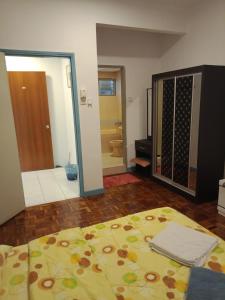 una camera con letto e una camera con bagno di Selesa hillhomes, R2L5Y a Bukit Tinggi