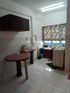 - une cuisine avec une table et une table dans une chambre dans l'établissement Selesa hillhomes, R2L5Y, à Bukittinggi