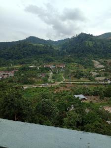- une vue sur une ville perchée sur une colline arborée dans l'établissement Selesa hillhomes, R2L5Y, à Bukittinggi