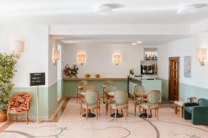 una sala de espera con mesa y sillas en Hotel Riviera, en Anzio