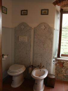 łazienka z toaletą i umywalką w obiekcie Galleria Ars Apua w mieście Carrara