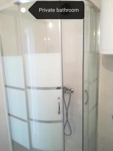 baño con cabina de ducha con puerta de cristal en Apartment Park Marjan, en Split