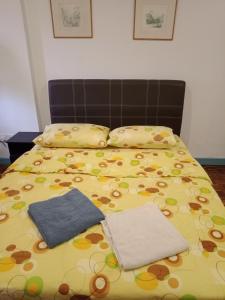 un letto con due asciugamani sopra di Selesa hillhomes, R2L5Y a Bukit Tinggi