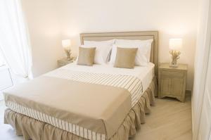 um quarto com uma cama grande e 2 mesas de cabeceira em Palazzo Spasiano rooms - SORRENTO CENTER em Sorrento
