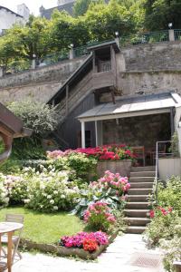 ogród z kwiatami i schodami w obiekcie Salzburg Place to Stay w mieście Salzburg