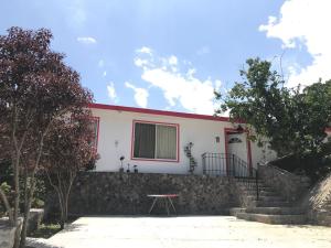 una casa blanca con techo rojo en "Hacienda Doña Rosa", en Temascaltepec de González